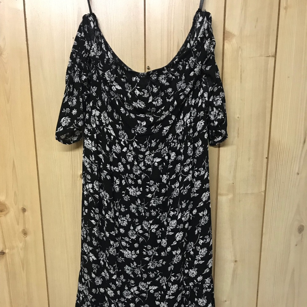Off the shoulder black dress, size: M, never worn.